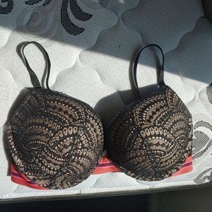 Victoria's Secret Push up bra/32DDD